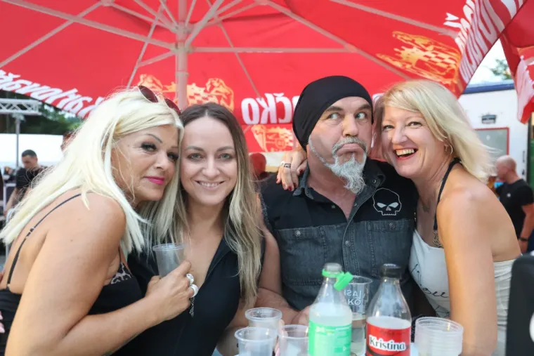 Koža, traper i zavodljivi pogledi: Jesu li tri atraktivne plavuše ukrale show bikerima na moto susretu?