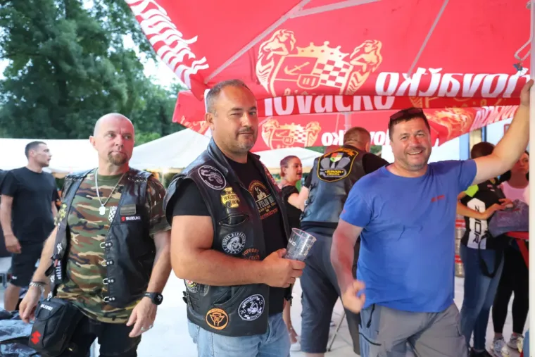 Koža, traper i zavodljivi pogledi: Jesu li tri atraktivne plavu&scaron;e ukrale show bikerima na moto susretu?