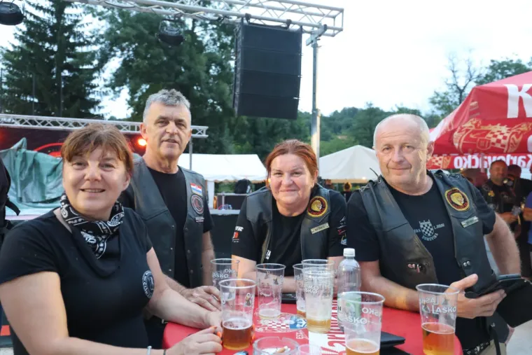 Koža, traper i zavodljivi pogledi: Jesu li tri atraktivne plavu&scaron;e ukrale show bikerima na moto susretu?