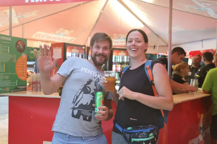 Koža, traper i zavodljivi pogledi: Jesu li tri atraktivne plavu&scaron;e ukrale show bikerima na moto susretu?