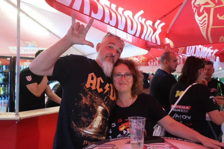 Koža, traper i zavodljivi pogledi: Jesu li tri atraktivne plavu&scaron;e ukrale show bikerima na moto susretu?