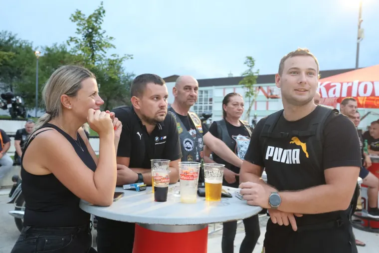 Koža, traper i zavodljivi pogledi: Jesu li tri atraktivne plavu&scaron;e ukrale show bikerima na moto susretu?