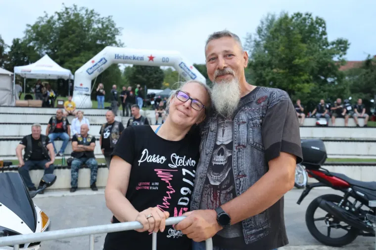 Koža, traper i zavodljivi pogledi: Jesu li tri atraktivne plavu&scaron;e ukrale show bikerima na moto susretu?