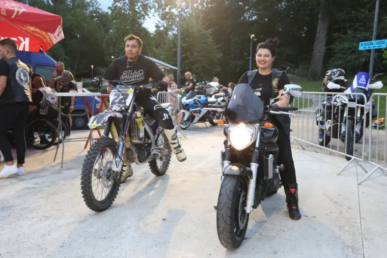 Koža, traper i zavodljivi pogledi: Jesu li tri atraktivne plavu&scaron;e ukrale show bikerima na moto susretu?