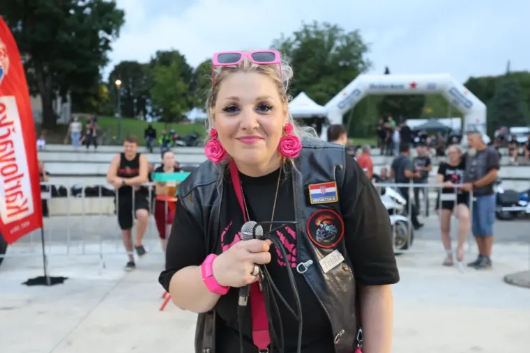 Koža, traper i zavodljivi pogledi: Jesu li tri atraktivne plavu&scaron;e ukrale show bikerima na moto susretu?