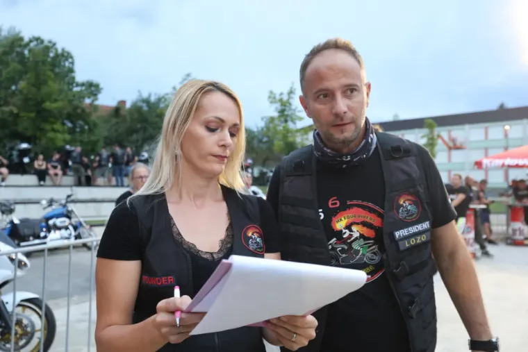 Koža, traper i zavodljivi pogledi: Jesu li tri atraktivne plavu&scaron;e ukrale show bikerima na moto susretu?