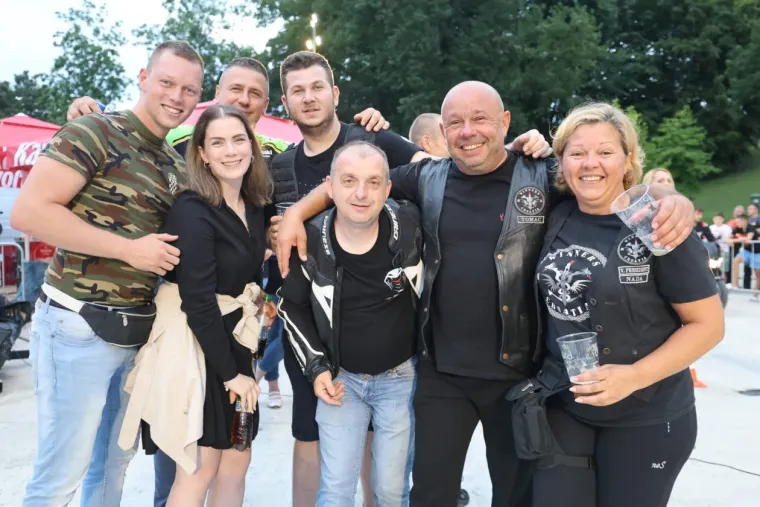 Koža, traper i zavodljivi pogledi: Jesu li tri atraktivne plavu&scaron;e ukrale show bikerima na moto susretu?