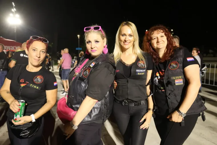 Koža, traper i zavodljivi pogledi: Jesu li tri atraktivne plavu&scaron;e ukrale show bikerima na moto susretu?