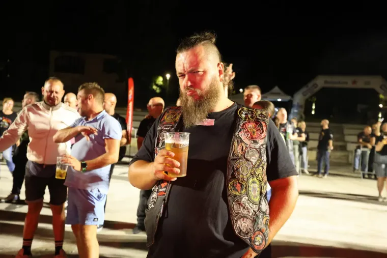 Koža, traper i zavodljivi pogledi: Jesu li tri atraktivne plavu&scaron;e ukrale show bikerima na moto susretu?