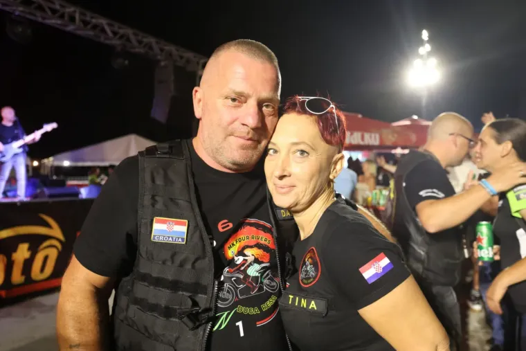 Koža, traper i zavodljivi pogledi: Jesu li tri atraktivne plavu&scaron;e ukrale show bikerima na moto susretu?