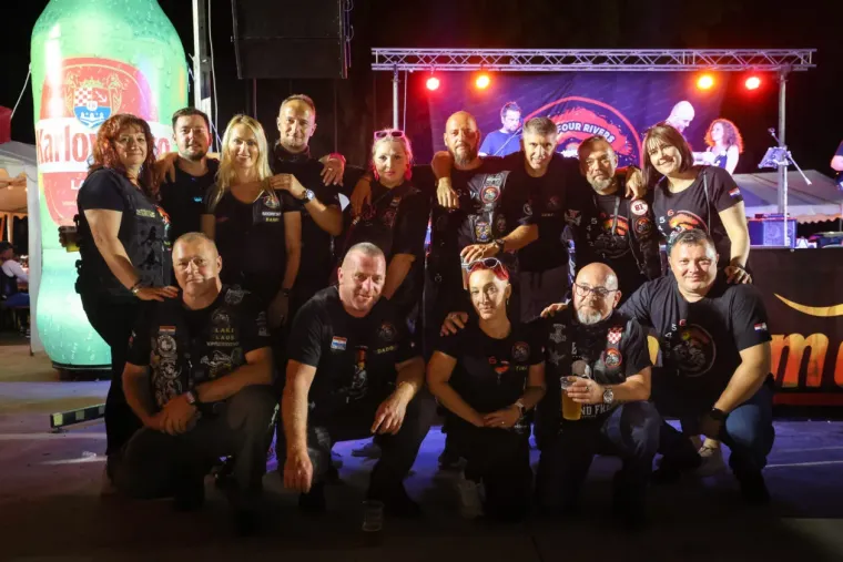 Koža, traper i zavodljivi pogledi: Jesu li tri atraktivne plavu&scaron;e ukrale show bikerima na moto susretu?