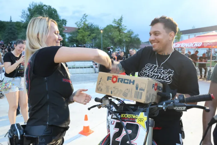 Koža, traper i zavodljivi pogledi: Jesu li tri atraktivne plavu&scaron;e ukrale show bikerima na moto susretu?