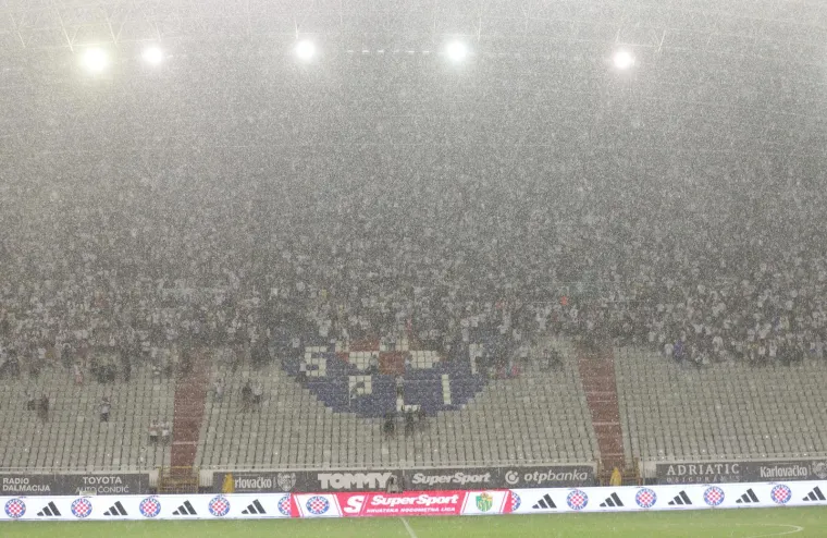 Ludilo na potopljenom Poljudu kakvo se ne pamti! Nestalo struje, palile se baklje i čekali skokovi u vodu