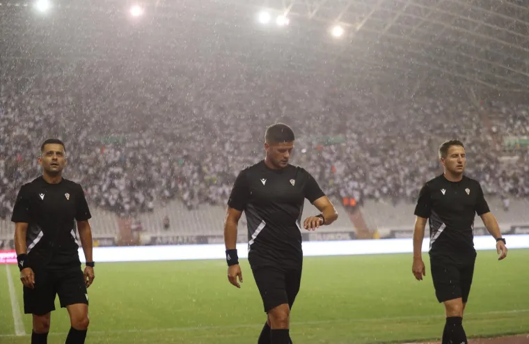 Ludilo na potopljenom Poljudu kakvo se ne pamti! Nestalo struje, palile se baklje i čekali skokovi u vodu