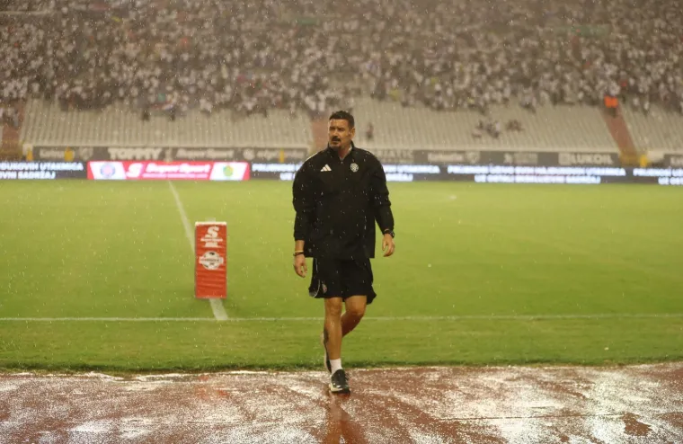 Ludilo na potopljenom Poljudu kakvo se ne pamti! Nestalo struje, palile se baklje i čekali skokovi u vodu