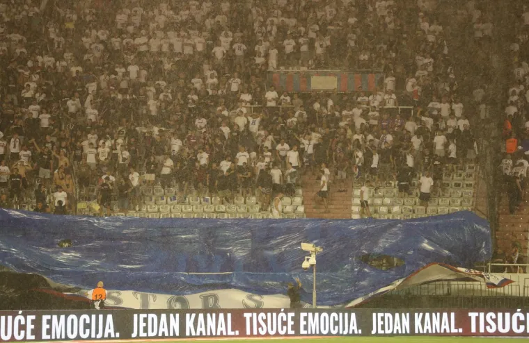 Ludilo na potopljenom Poljudu kakvo se ne pamti! Nestalo struje, palile se baklje i čekali skokovi u vodu