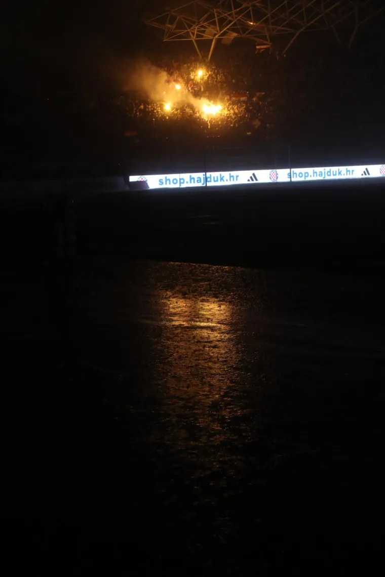 Ludilo na potopljenom Poljudu kakvo se ne pamti! Nestalo struje, palile se baklje i čekali skokovi u vodu