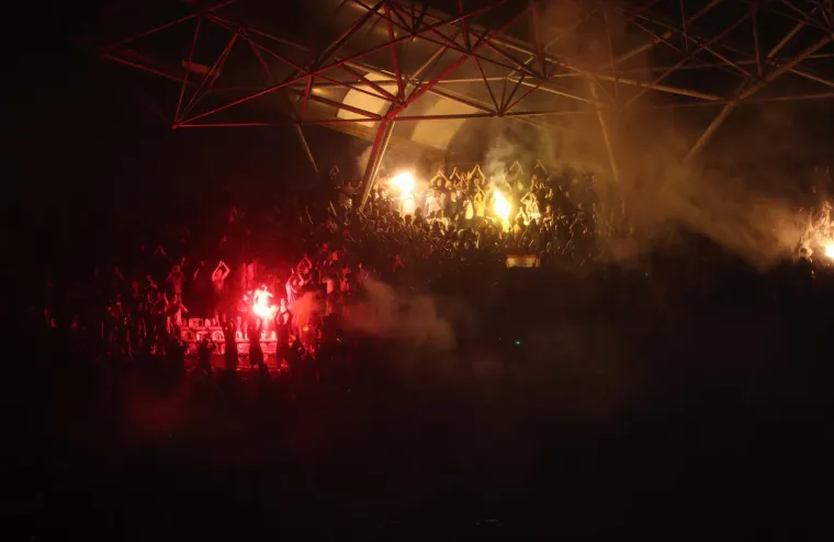 Ludilo na potopljenom Poljudu kakvo se ne pamti! Nestalo struje, palile se baklje i čekali skokovi u vodu