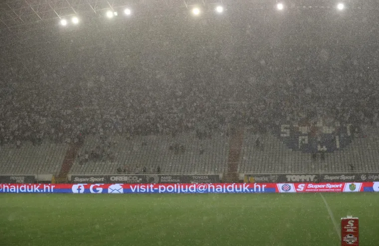 Ludilo na potopljenom Poljudu kakvo se ne pamti! Nestalo struje, palile se baklje i čekali skokovi u vodu