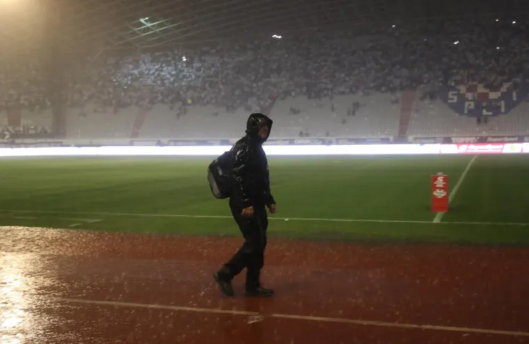 Ludilo na potopljenom Poljudu kakvo se ne pamti! Nestalo struje, palile se baklje i čekali skokovi u vodu