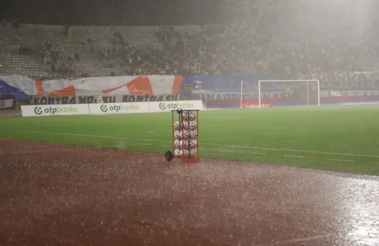 Ludilo na potopljenom Poljudu kakvo se ne pamti! Nestalo struje, palile se baklje i čekali skokovi u vodu