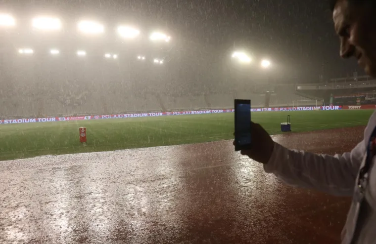 Ludilo na potopljenom Poljudu kakvo se ne pamti! Nestalo struje, palile se baklje i čekali skokovi u vodu