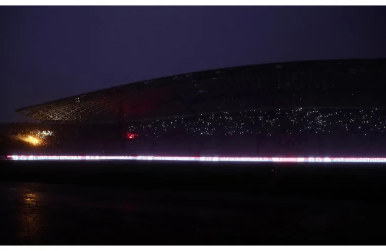 Ludilo na potopljenom Poljudu kakvo se ne pamti! Nestalo struje, palile se baklje i čekali skokovi u vodu