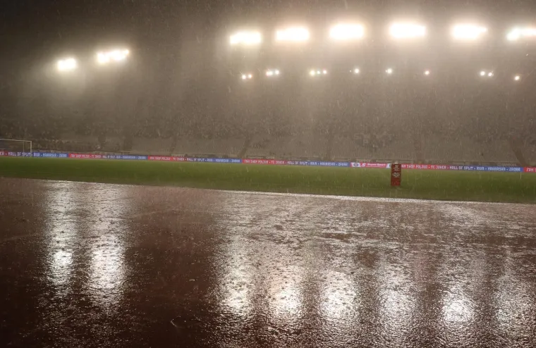 Ludilo na potopljenom Poljudu kakvo se ne pamti! Nestalo struje, palile se baklje i čekali skokovi u vodu