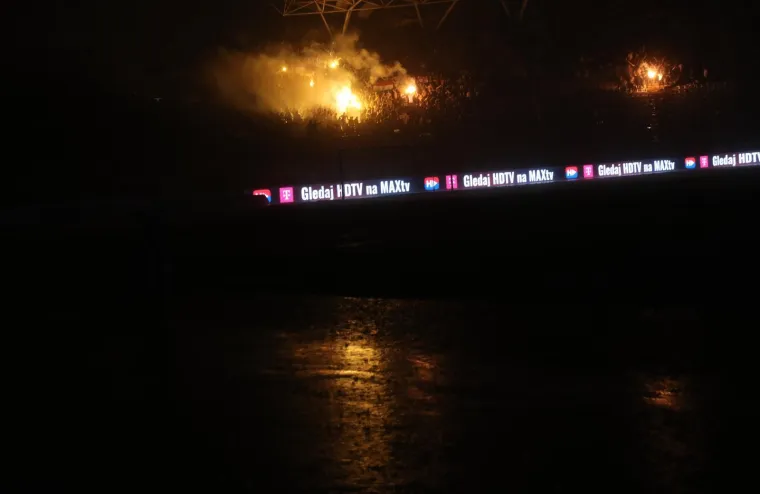 Ludilo na potopljenom Poljudu kakvo se ne pamti! Nestalo struje, palile se baklje i čekali skokovi u vodu