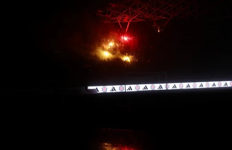 Ludilo na potopljenom Poljudu kakvo se ne pamti! Nestalo struje, palile se baklje i čekali skokovi u vodu