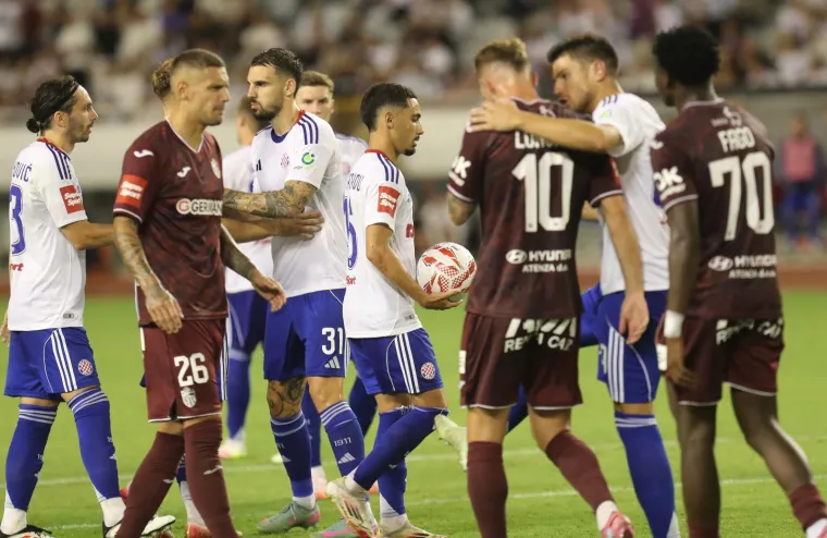 Poljudu je pod hitno potrebna obnova: Ovako su jučer vrijedni radnici 'spasili' utakmicu