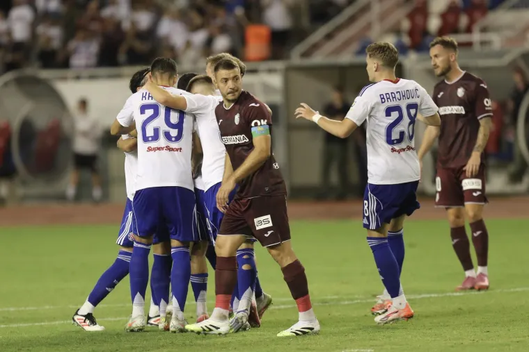 Poljudu je pod hitno potrebna obnova: Ovako su jučer vrijedni radnici 'spasili' utakmicu