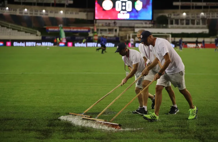 Poljudu je pod hitno potrebna obnova: Ovako su jučer vrijedni radnici 'spasili' utakmicu