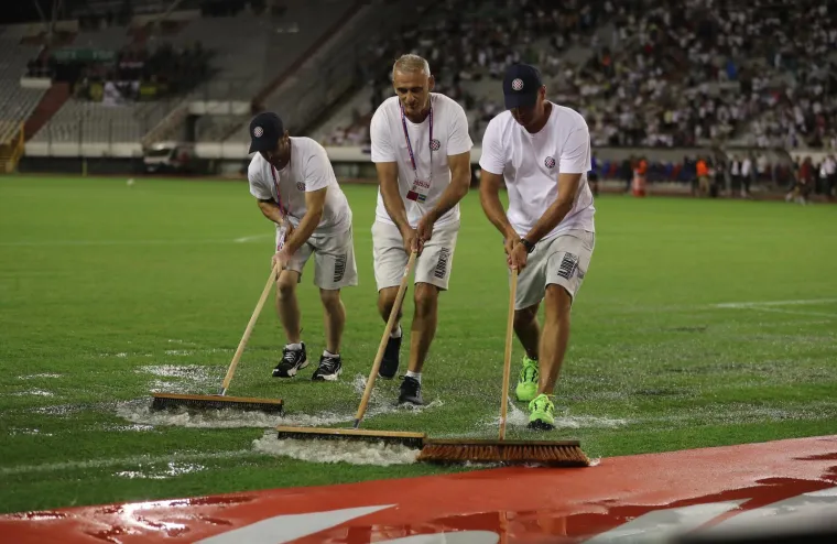 Poljudu je pod hitno potrebna obnova: Ovako su jučer vrijedni radnici 'spasili' utakmicu