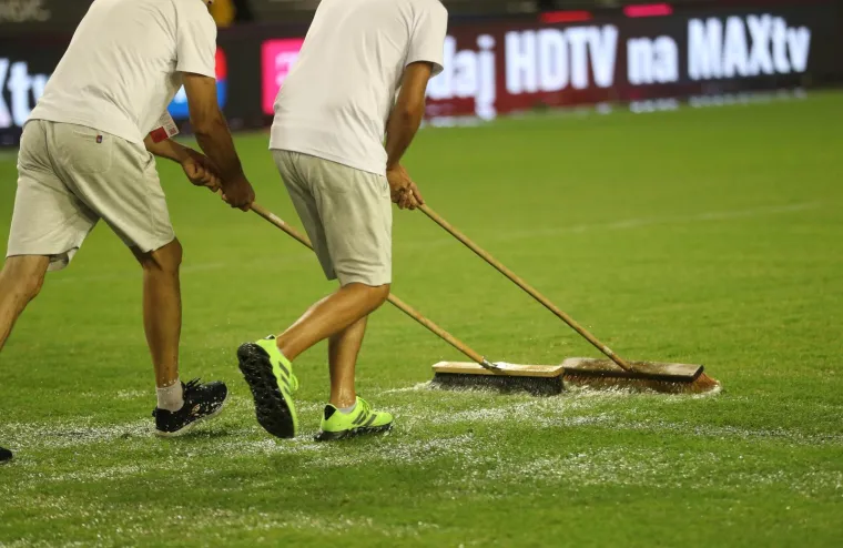 Poljudu je pod hitno potrebna obnova: Ovako su jučer vrijedni radnici 'spasili' utakmicu