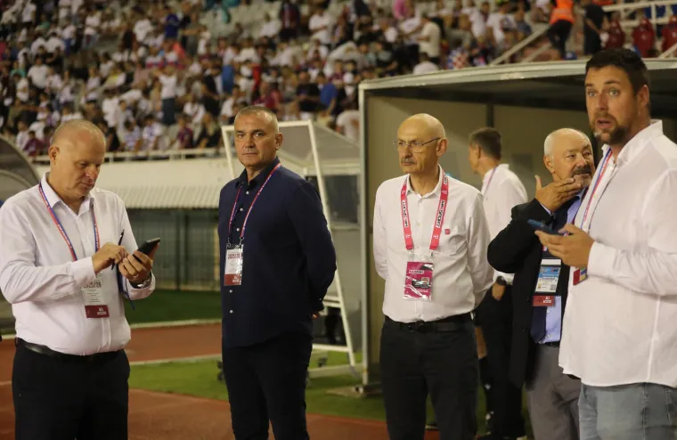 Poljudu je pod hitno potrebna obnova: Ovako su jučer vrijedni radnici 'spasili' utakmicu