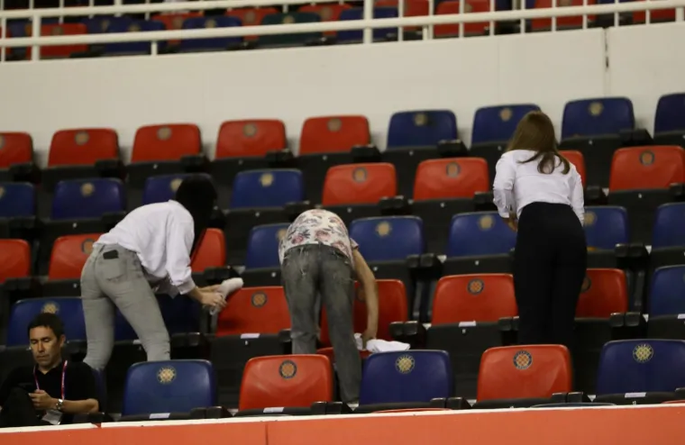 Poljudu je pod hitno potrebna obnova: Ovako su jučer vrijedni radnici 'spasili' utakmicu