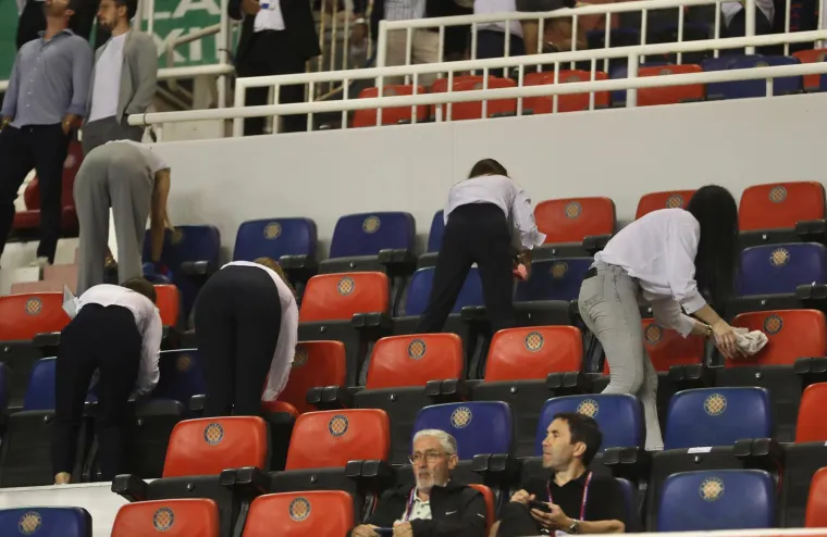 Poljudu je pod hitno potrebna obnova: Ovako su jučer vrijedni radnici 'spasili' utakmicu