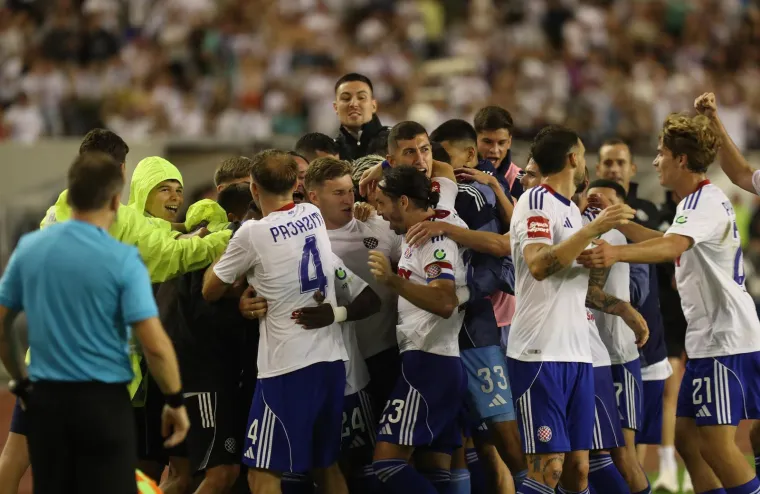 Poljudu je pod hitno potrebna obnova: Ovako su jučer vrijedni radnici 'spasili' utakmicu