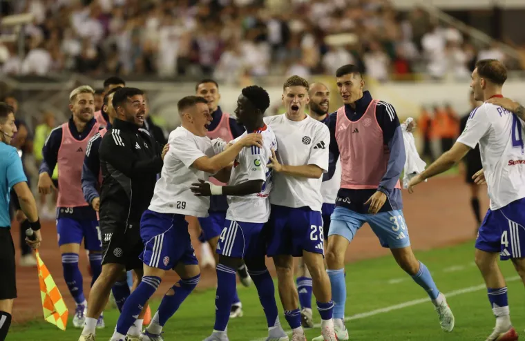 Poljudu je pod hitno potrebna obnova: Ovako su jučer vrijedni radnici 'spasili' utakmicu