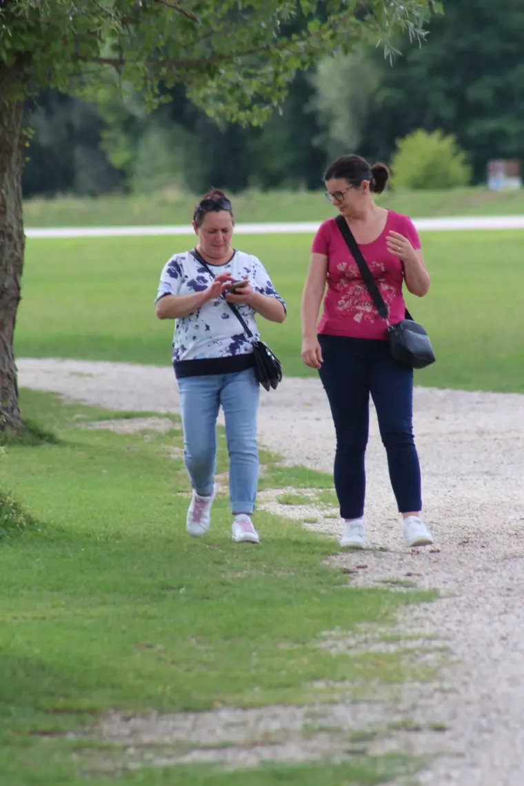 Uske traperice, sunčane naočale i misteriozan stav: Djevojka u ležernom izdanju ukrala svu pažnju