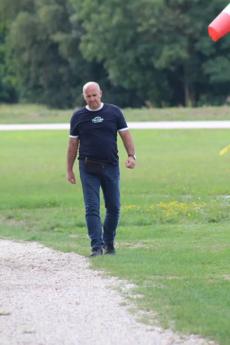 Uske traperice, sunčane naočale i misteriozan stav: Djevojka u ležernom izdanju ukrala svu pažnju