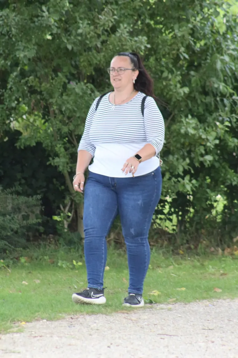 Uske traperice, sunčane naočale i misteriozan stav: Djevojka u ležernom izdanju ukrala svu pažnju