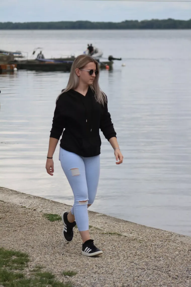 Uske traperice, sunčane naočale i misteriozan stav: Djevojka u ležernom izdanju ukrala svu pažnju