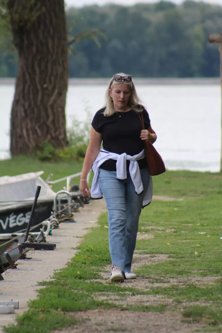 Uske traperice, sunčane naočale i misteriozan stav: Djevojka u ležernom izdanju ukrala svu pažnju