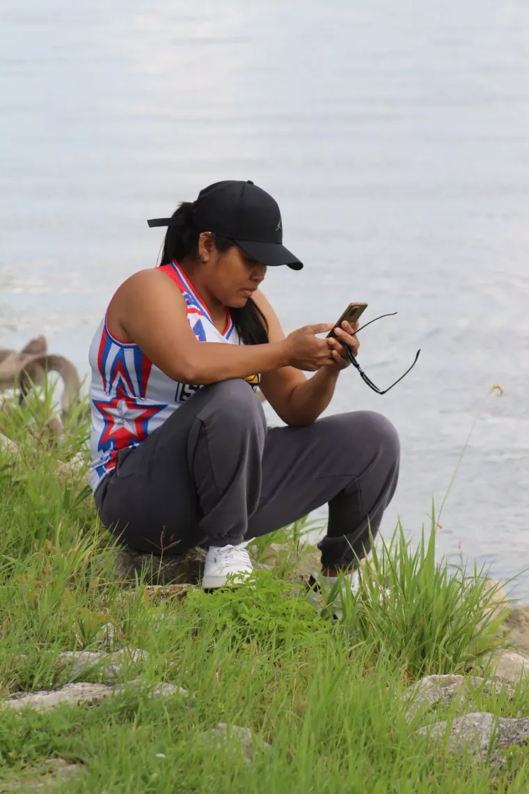 Uske traperice, sunčane naočale i misteriozan stav: Djevojka u ležernom izdanju ukrala svu pažnju