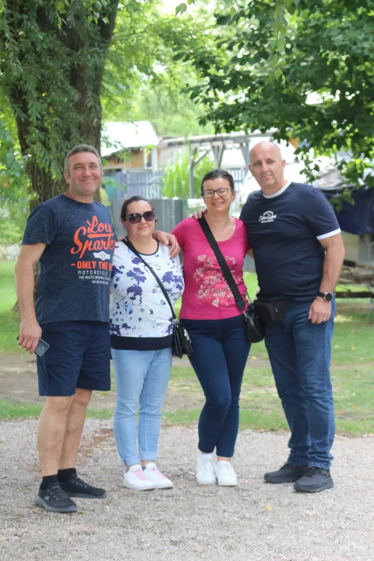 Uske traperice, sunčane naočale i misteriozan stav: Djevojka u ležernom izdanju ukrala svu pažnju