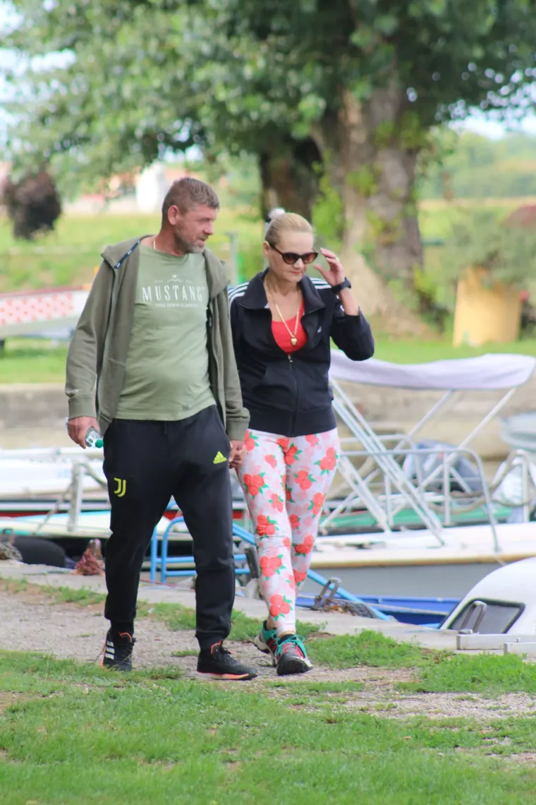 Uske traperice, sunčane naočale i misteriozan stav: Djevojka u ležernom izdanju ukrala svu pažnju