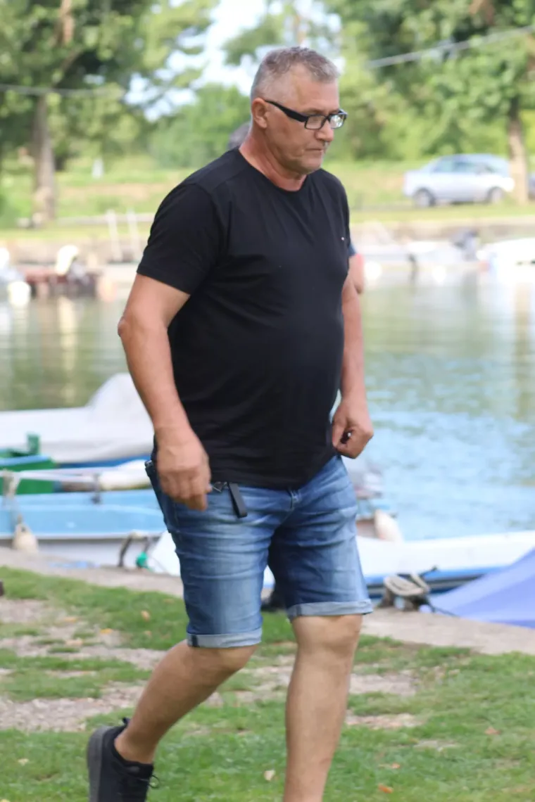 Uske traperice, sunčane naočale i misteriozan stav: Djevojka u ležernom izdanju ukrala svu pažnju