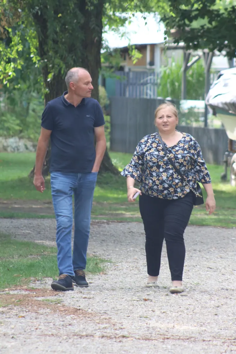 Uske traperice, sunčane naočale i misteriozan stav: Djevojka u ležernom izdanju ukrala svu pažnju